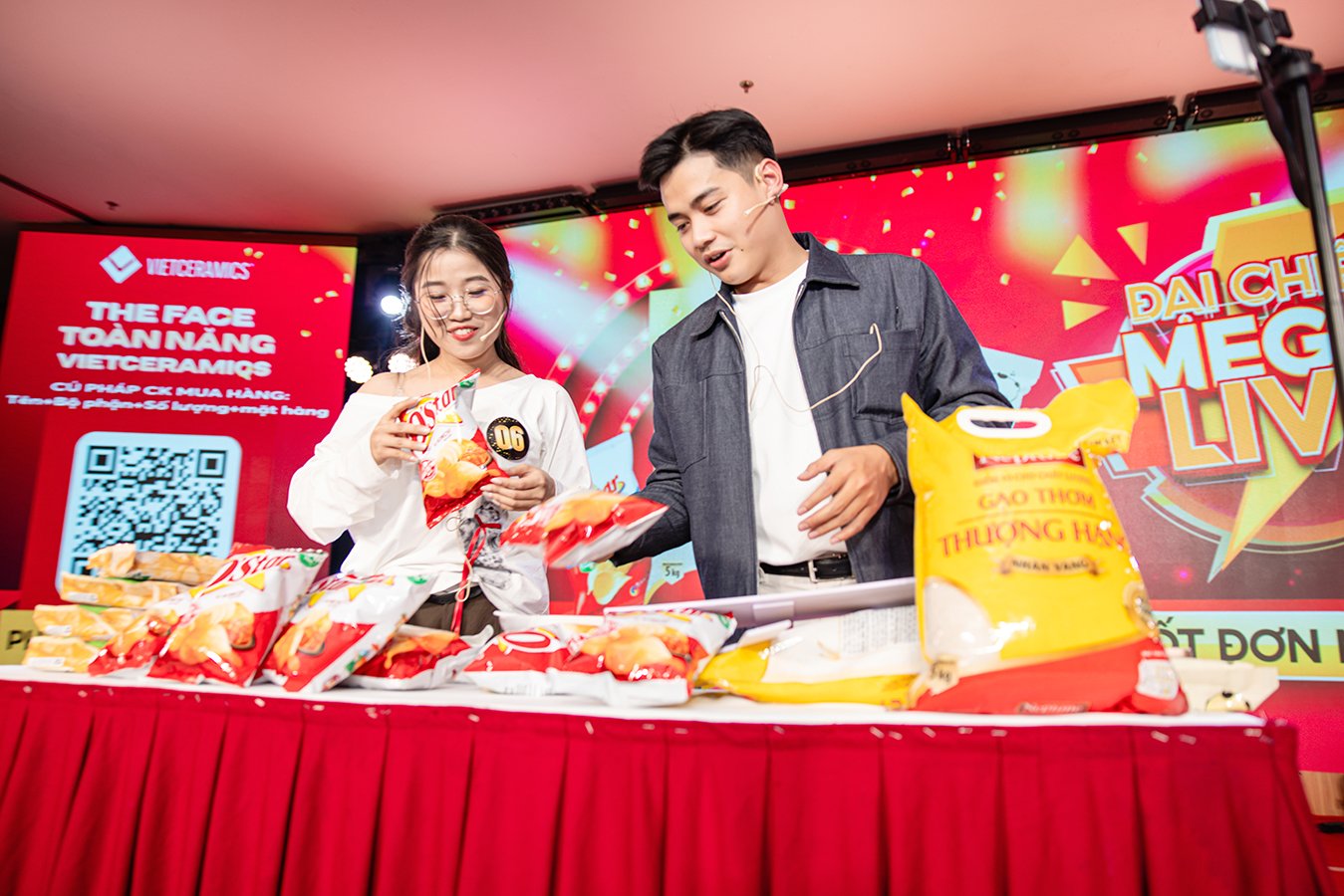 Các cuộc thi hấp dẫn tại gala đem đến nhiều tiếng cười và kỷ niệm đáng nhớ