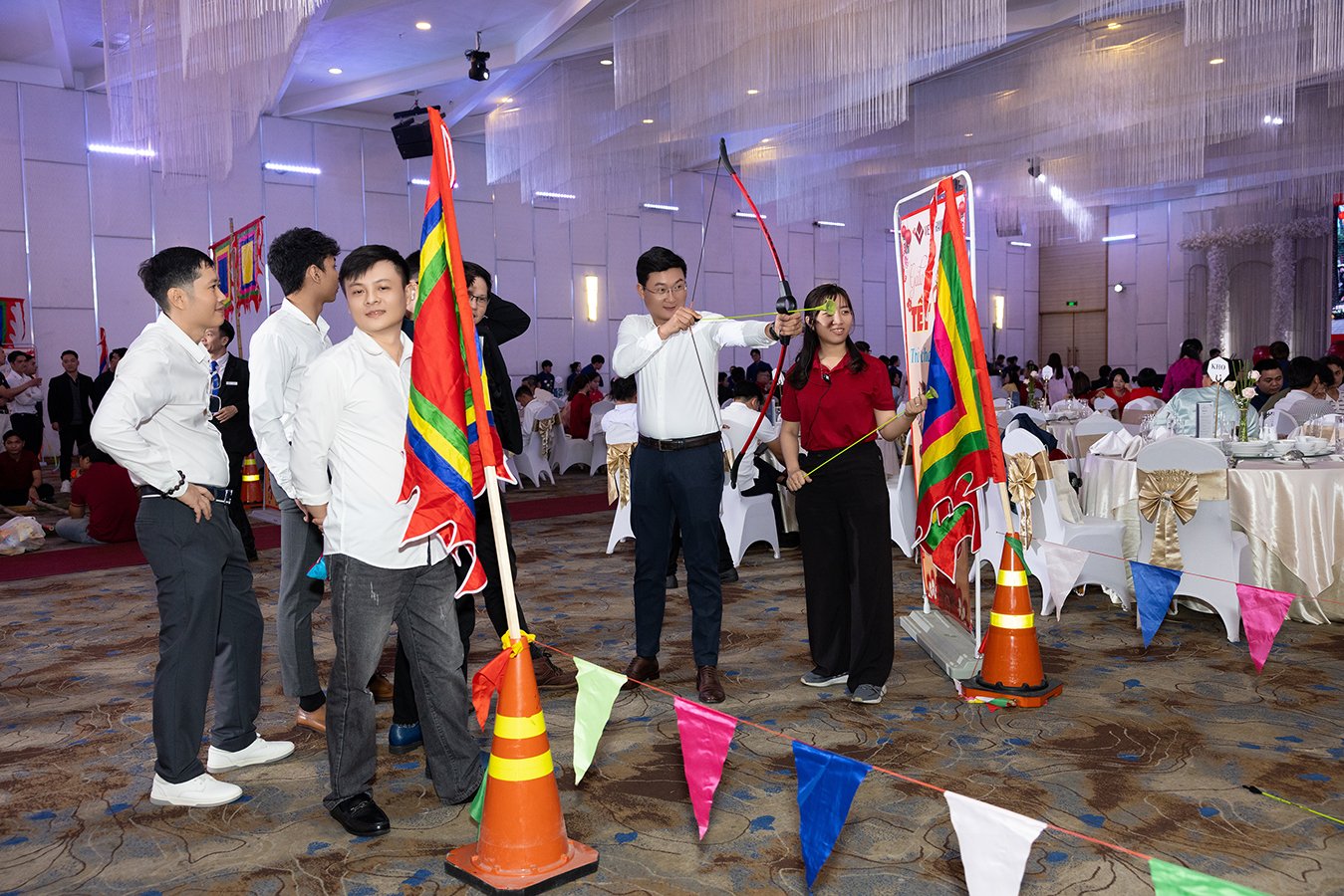 Các trò chơi dân gian như bắn cung đã thu hút đông đảo người tham gia